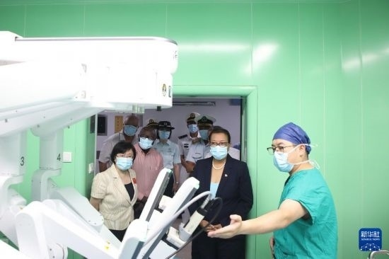 7月5日，塞舌爾衛(wèi)生部長維多在中國海軍“和平方舟”號醫(yī)院船上參觀。新華社發(fā)（劉志磊 攝）