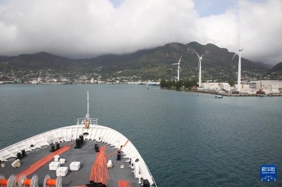 7月5日，中國海軍“和平方舟”號醫(yī)院船抵達塞舌爾維多利亞新港碼頭。新華社發(fā)（劉志磊 攝）