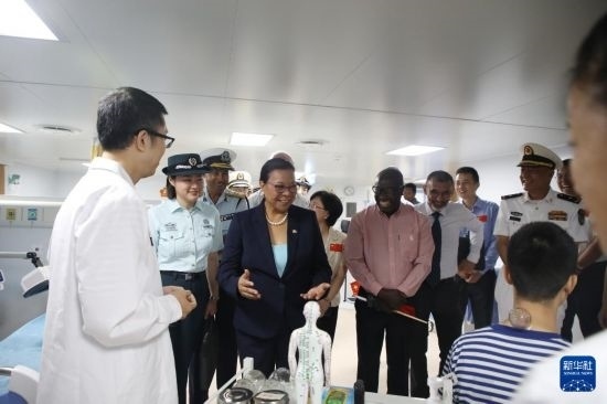 7月5日，塞舌爾衛(wèi)生部長維多在中國海軍“和平方舟”號醫(yī)院船上參觀中醫(yī)診室。新華社發(fā)（劉志磊 攝）