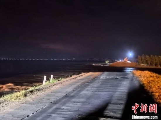  7月6日凌晨，湖南岳陽華容縣團(tuán)洲垸洞庭湖一線堤防決口現(xiàn)場。中新社記者 白祖偕 攝