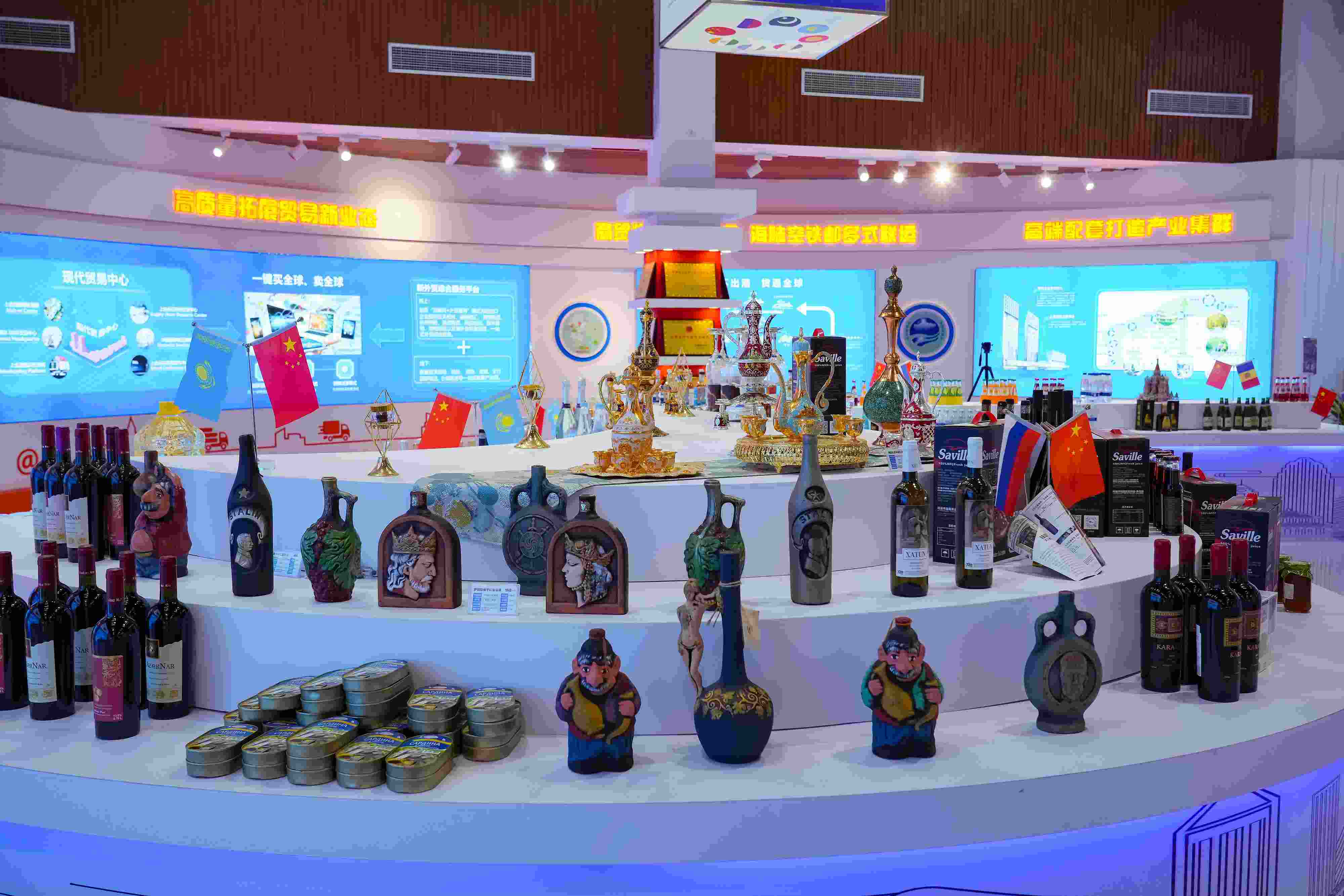 2022年10月19日，青島，上合示范區(qū)展出的上合組織國(guó)家特色商品。