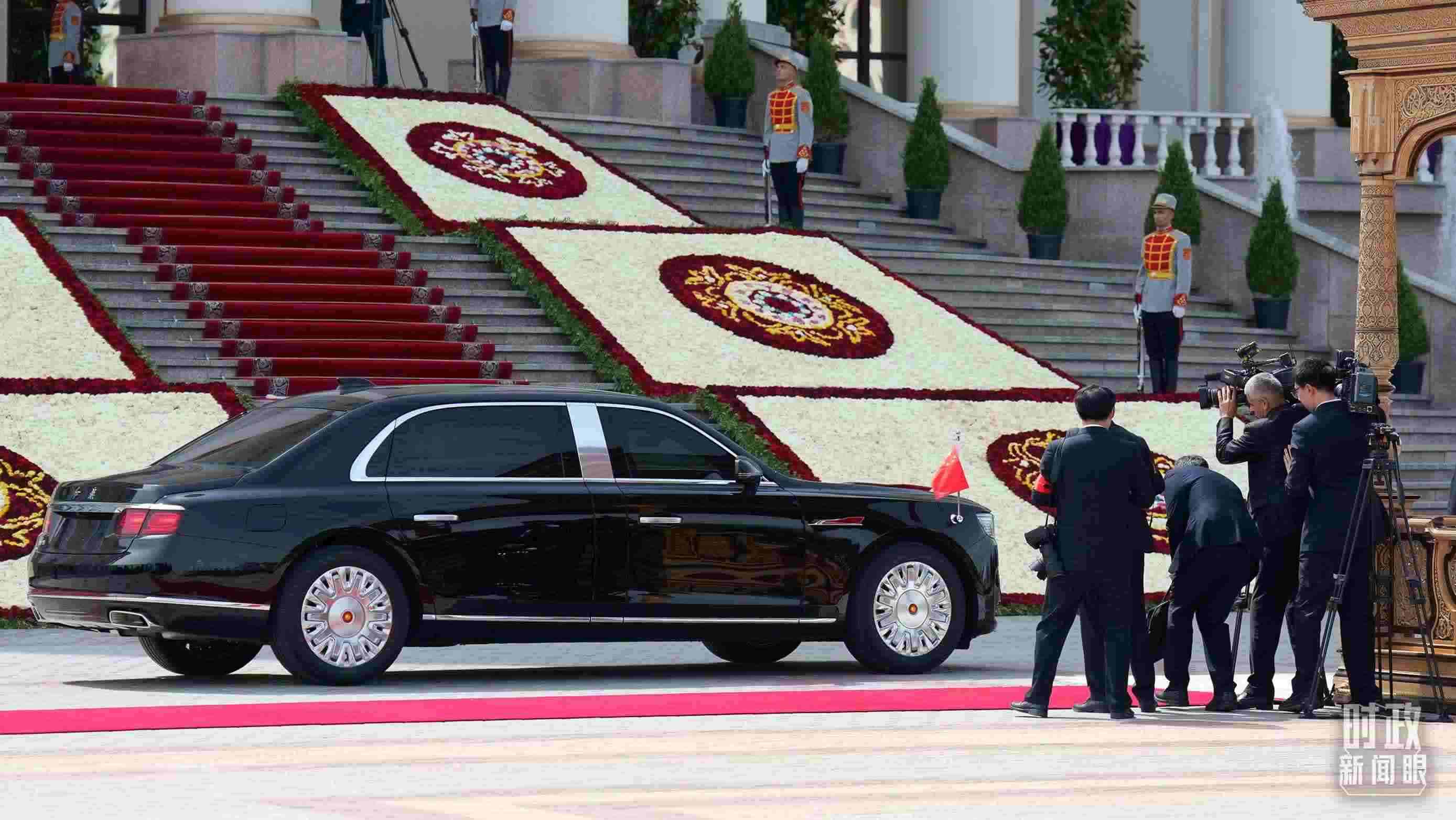 △習主席乘坐的紅旗車抵達塔總統(tǒng)府。（總臺記者李晉拍攝）