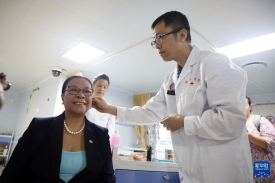 7月5日，塞舌爾衛(wèi)生部長維多在中國海軍“和平方舟”號醫(yī)院船上體驗中醫(yī)。新華社發(fā)（劉志磊 攝）