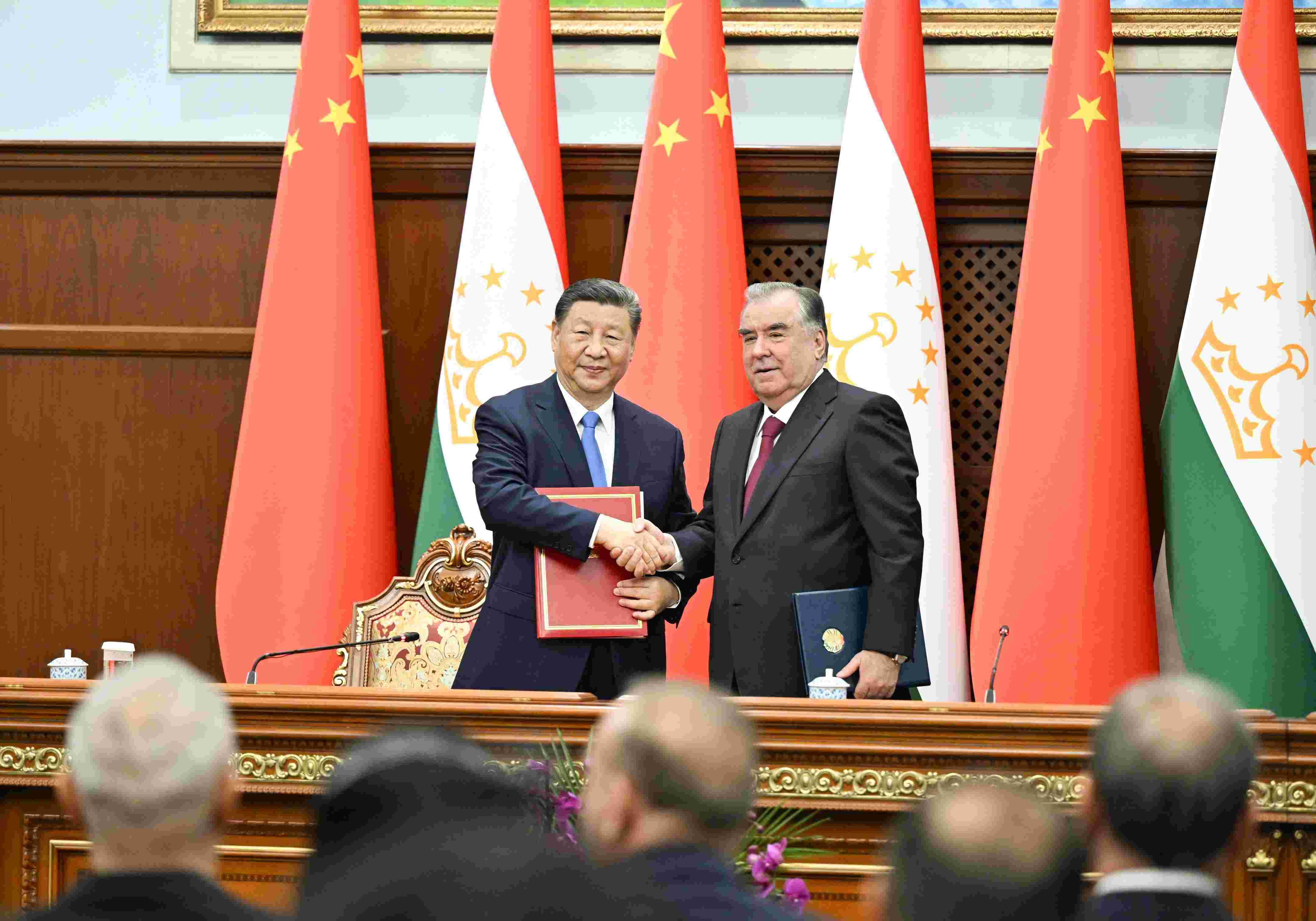 當(dāng)?shù)貢r(shí)間2024年7月5日下午，習(xí)近平主席同塔吉克斯坦總統(tǒng)拉赫蒙在杜尚別總統(tǒng)府舉行會(huì)談。會(huì)談后，兩國元首共同簽署《中華人民共和國和塔吉克斯坦共和國關(guān)于發(fā)展新時(shí)代全面戰(zhàn)略合作伙伴關(guān)系的聯(lián)合聲明》。