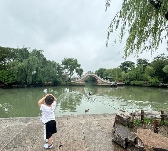 一位小朋友在二十四橋旁拍照。人民網(wǎng)記者 金慧慧攝