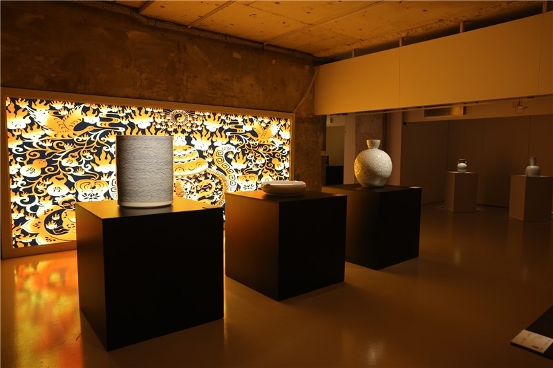 《新生萬物-中國非遺與當代設(shè)計展》展廳。陽光媒體集團供圖