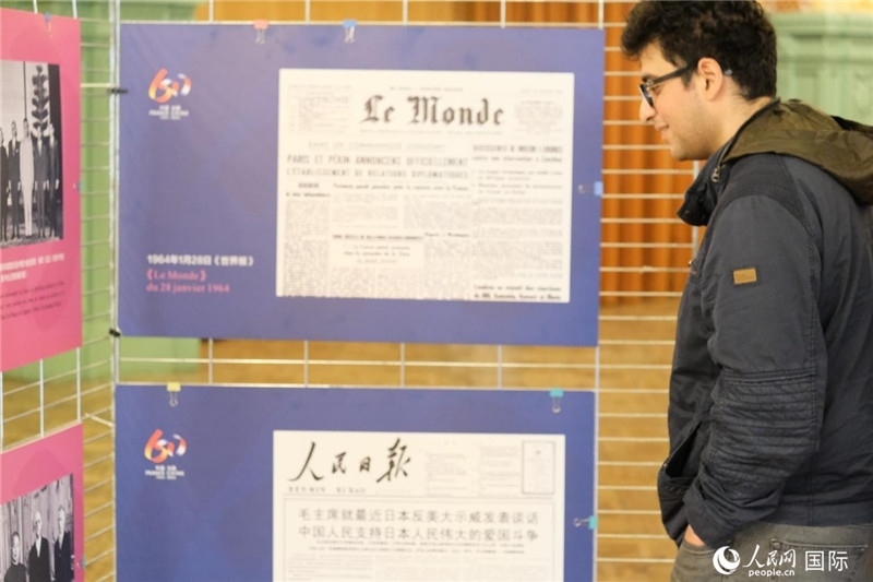 蒙達爾紀市民駐足“中法建交六十周年”圖片展。人民網(wǎng)記者 于超凡攝