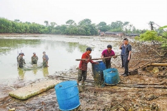 圖②：執(zhí)行干警督促凌某捕魚清塘。