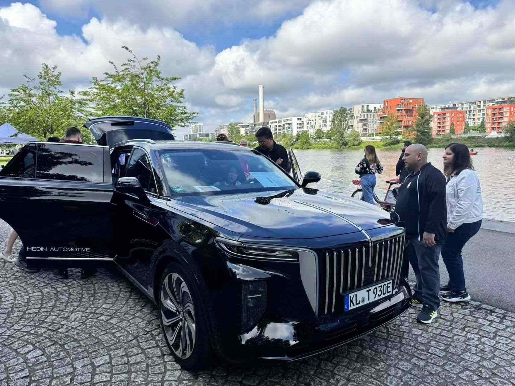 紅旗電動(dòng)汽車(chē)在法蘭克福市中心做演示 人民網(wǎng)記者 李強(qiáng)攝