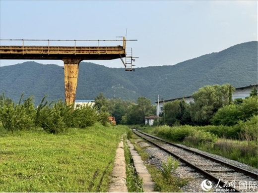 通鋼產(chǎn)品通過(guò)鐵路運(yùn)輸出場(chǎng)。人民網(wǎng) 謝瑩攝