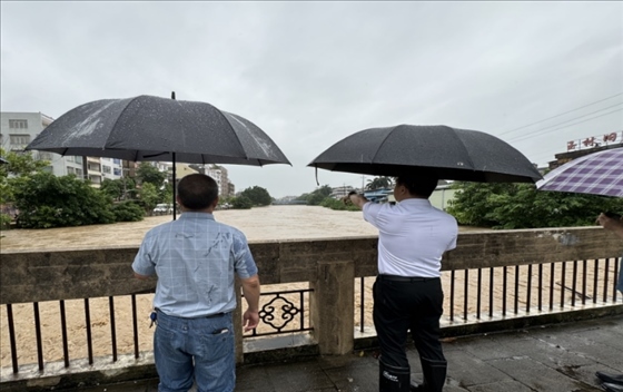 工作組在防汛一線開展工作。受訪者供圖