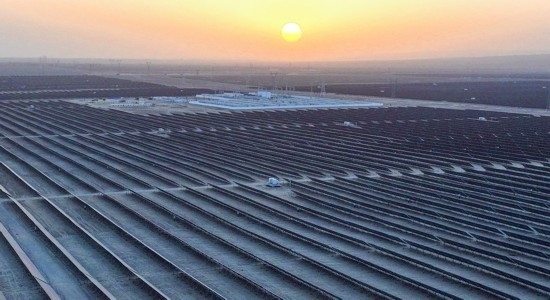 2023年11月13日拍攝的中國石油塔里木油田伽師縣60萬千瓦光伏發(fā)電項(xiàng)目（無人機(jī)照片）。新華社發(fā)（陳士兵攝）