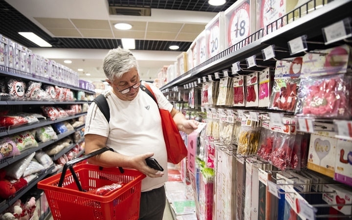 2024年4月29日，在匈牙利布達佩斯，一名男子在中歐商貿物流合作園區(qū)的中國商品交易展示中心內購物。中歐商貿物流合作園區(qū)是中國在歐洲地區(qū)建設的首個商貿物流型境外經貿合作區(qū)，也是集商貿展示與交易、物流運輸與倉儲、產業(yè)投資與合作功能于一體的中歐企業(yè)雙向互動平臺。新華社記者 張帆 攝