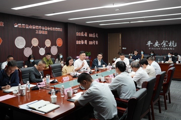 由浙江省信訪局和相關(guān)部門負(fù)責(zé)人組成的下訪團(tuán)在杭州市余杭區(qū)社會治理中心接待來訪群眾。新華社記者 翁忻旸 攝