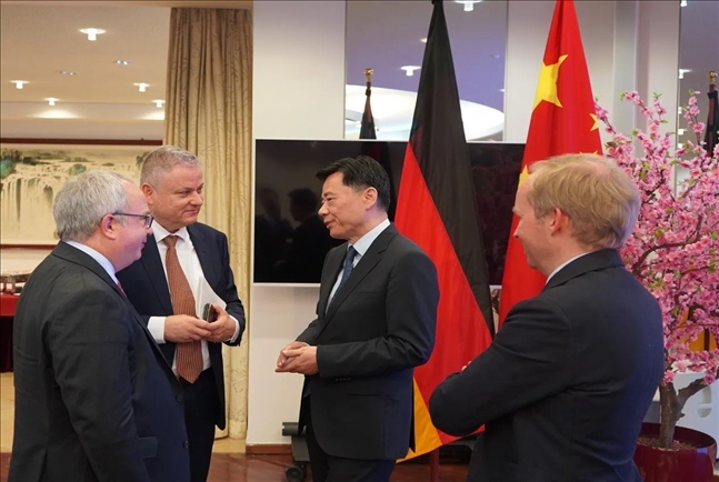 (吳懇大使與德國(guó)家族企業(yè)基金會(huì)代表團(tuán)成員交流 使館供圖)