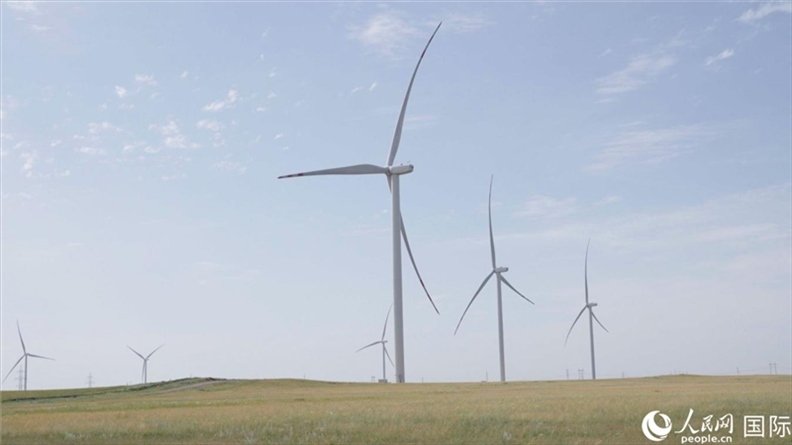 阿克莫拉州風(fēng)電項(xiàng)目群風(fēng)機(jī)。 人民網(wǎng)記者 葛泰佚攝