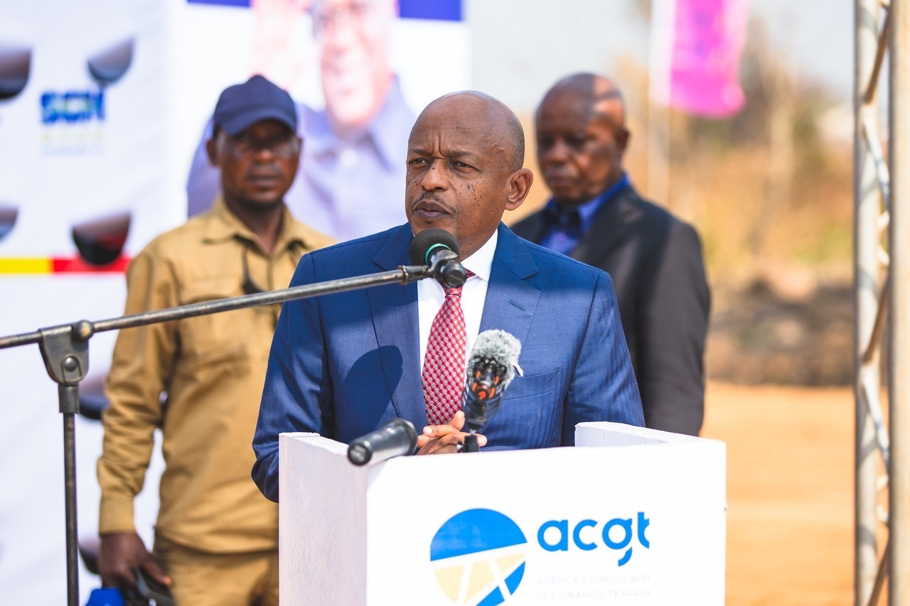 剛果（金）國(guó)務(wù)部長(zhǎng)兼基礎(chǔ)設(shè)施和公共工程部長(zhǎng)穆武尼在開(kāi)工儀式上致辭。中鐵資源集團(tuán)供圖