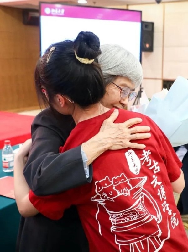 2023年，在校友向母校捐贈儀式上，鐘芳蓉與樊錦詩擁抱。校方供圖