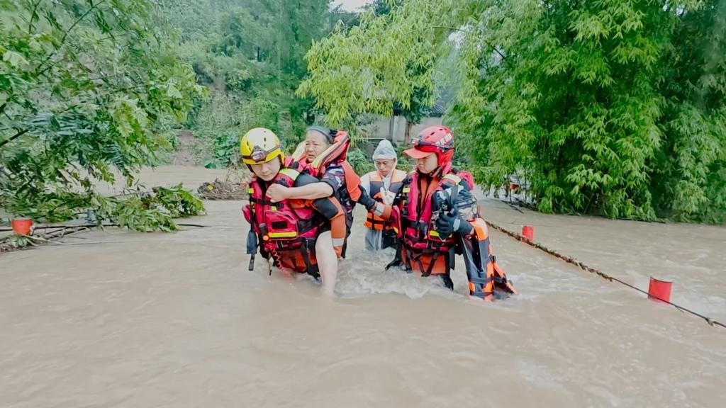 在忠縣，救援人員正在轉(zhuǎn)移受災(zāi)群眾。新華社發(fā)