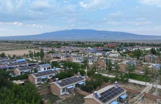 紅寺堡區(qū)新集村屋頂上的光伏板。新華社發(fā)（康國慶 攝）