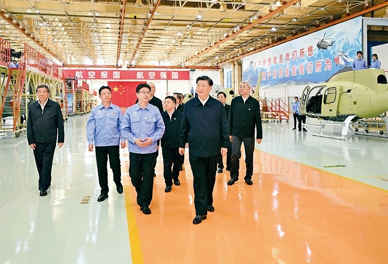 2023年10月10日至13日，中共中央總書記、國家主席、中央軍委主席習(xí)近平在江西考察。這是11日上午，習(xí)近平在景德鎮(zhèn)市昌河飛機(jī)工業(yè)（集團(tuán)）有限公司考察。 新華社記者 燕雁/攝