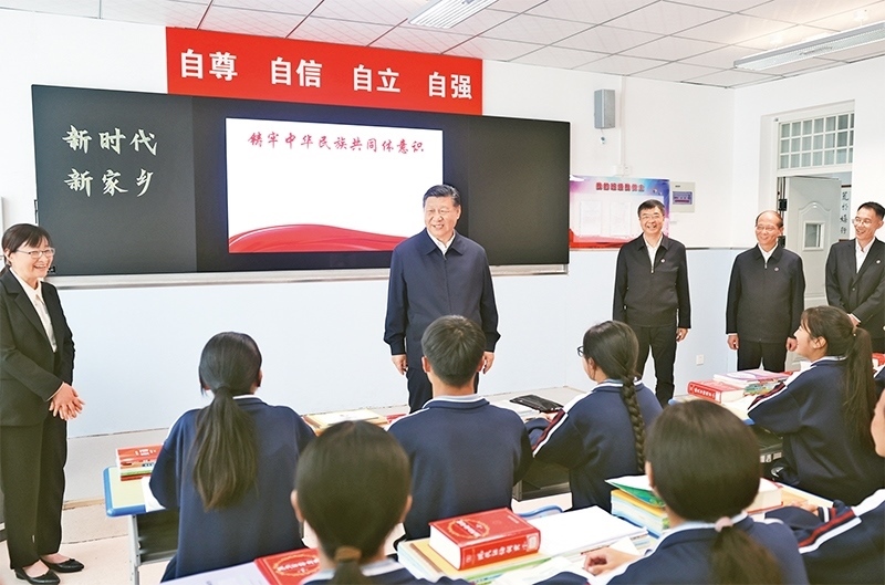 2024年6月18日至19日，中共中央總書記、國家主席、中央軍委主席習(xí)近平在青?？疾?。這是18日下午，習(xí)近平在果洛西寧民族中學(xué)高一（1）班觀摩“新時(shí)代、新家鄉(xiāng)”主題思政課。 新華社記者 鞠鵬/攝