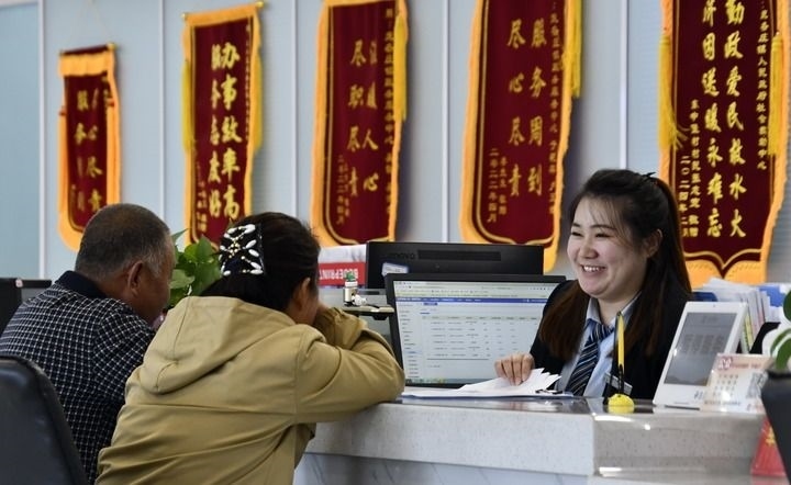 2024年3月25日，北京市大興區(qū)龐各莊鎮(zhèn)政務(wù)服務(wù)中心的工作人員耐心為群眾解答問題。大興區(qū)龐各莊鎮(zhèn)政務(wù)服務(wù)中心用“最多跑一次”的工作理念為企業(yè)和群眾提供了便利化、精準(zhǔn)化、個性化的衍生服務(wù)。新華社記者 李欣 攝