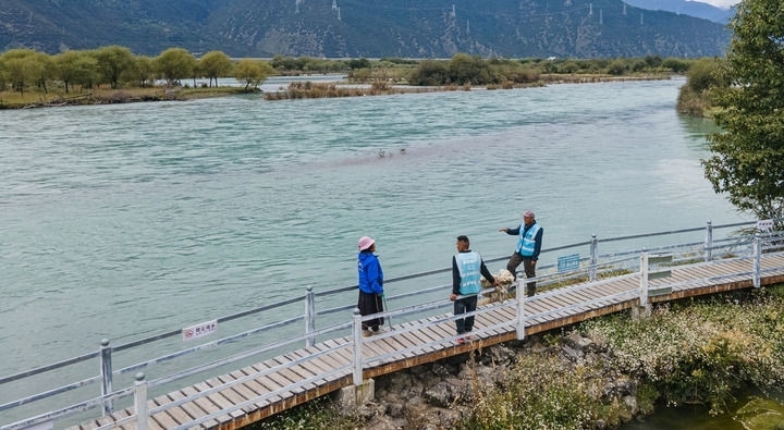 西藏雅尼國家濕地公園管護(hù)員在巡護(hù)途中小憩（無人機(jī)照片，2023年9月8日攝）。新華社記者 丁增尼達(dá) 攝