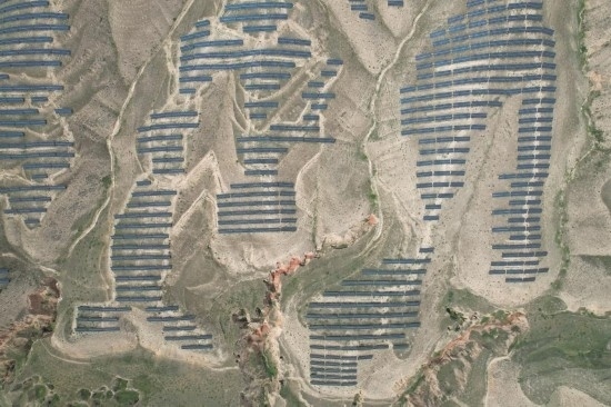 通渭縣10萬千瓦集中式光伏發(fā)電項目。新華社記者 張睿 攝