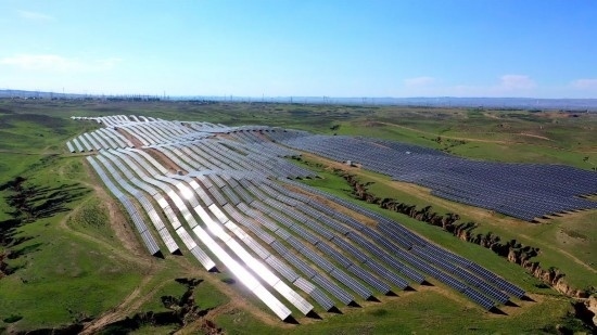 紅寺堡區(qū)發(fā)展光伏產(chǎn)業(yè)。新華社發(fā)（康國慶 攝）