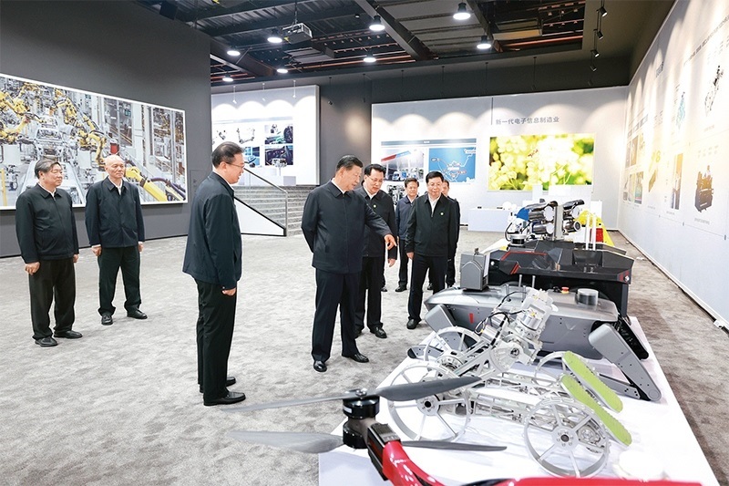 2024年4月22日至24日，中共中央總書記、國家主席、中央軍委主席習(xí)近平在重慶考察。這是22日下午，習(xí)近平參觀重慶科技創(chuàng)新和產(chǎn)業(yè)發(fā)展成果展示。 新華社記者 王曄/攝