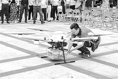 郵政工作人員取出無人機(jī)配送的高考錄取通知書。華南理工大學(xué)供圖