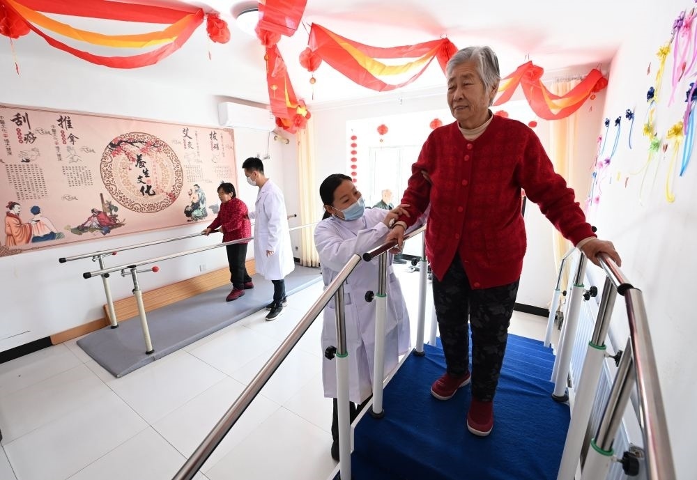 在河北省香河縣安平鎮(zhèn)運(yùn)河新村醫(yī)養(yǎng)中心，老年人在進(jìn)行康復(fù)訓(xùn)練（2024年2月29日攝）。新華社記者 王曉 攝