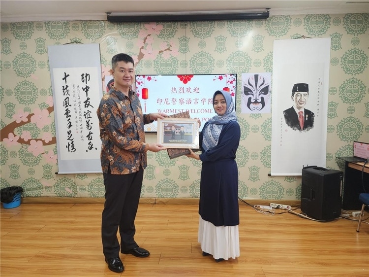 警察語言學(xué)院老師與王大昕交換禮品。活動主辦方供圖