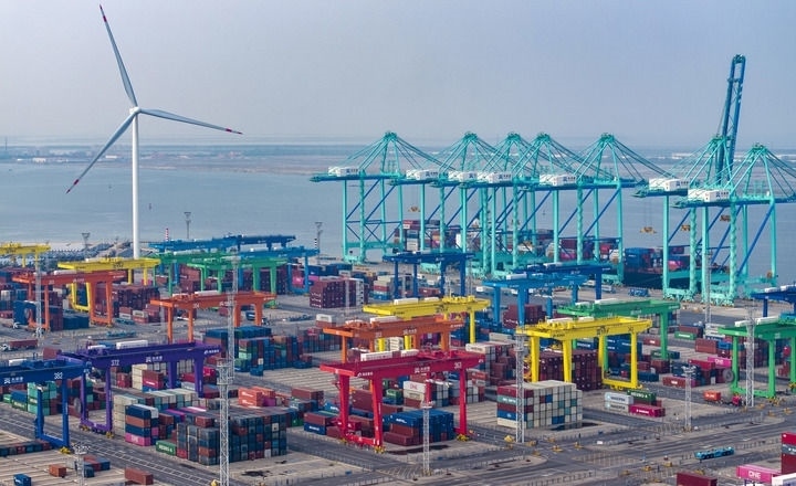 2024年7月3日，一艘集裝箱貨輪停靠在天津港“智慧零碳”碼頭（無人機照片）。新華社記者 趙子碩 攝