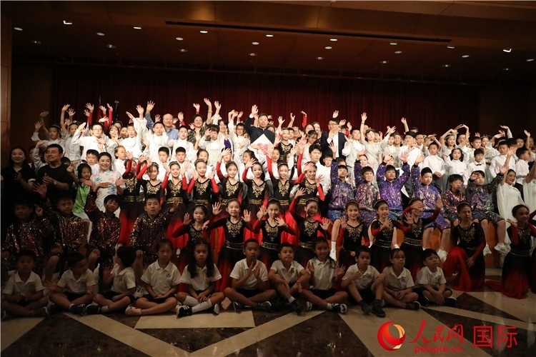 中美青少年藝術(shù)交流匯演活動(dòng)結(jié)束后，嘉賓們與學(xué)生們合影。人民網(wǎng)記者 李志偉攝