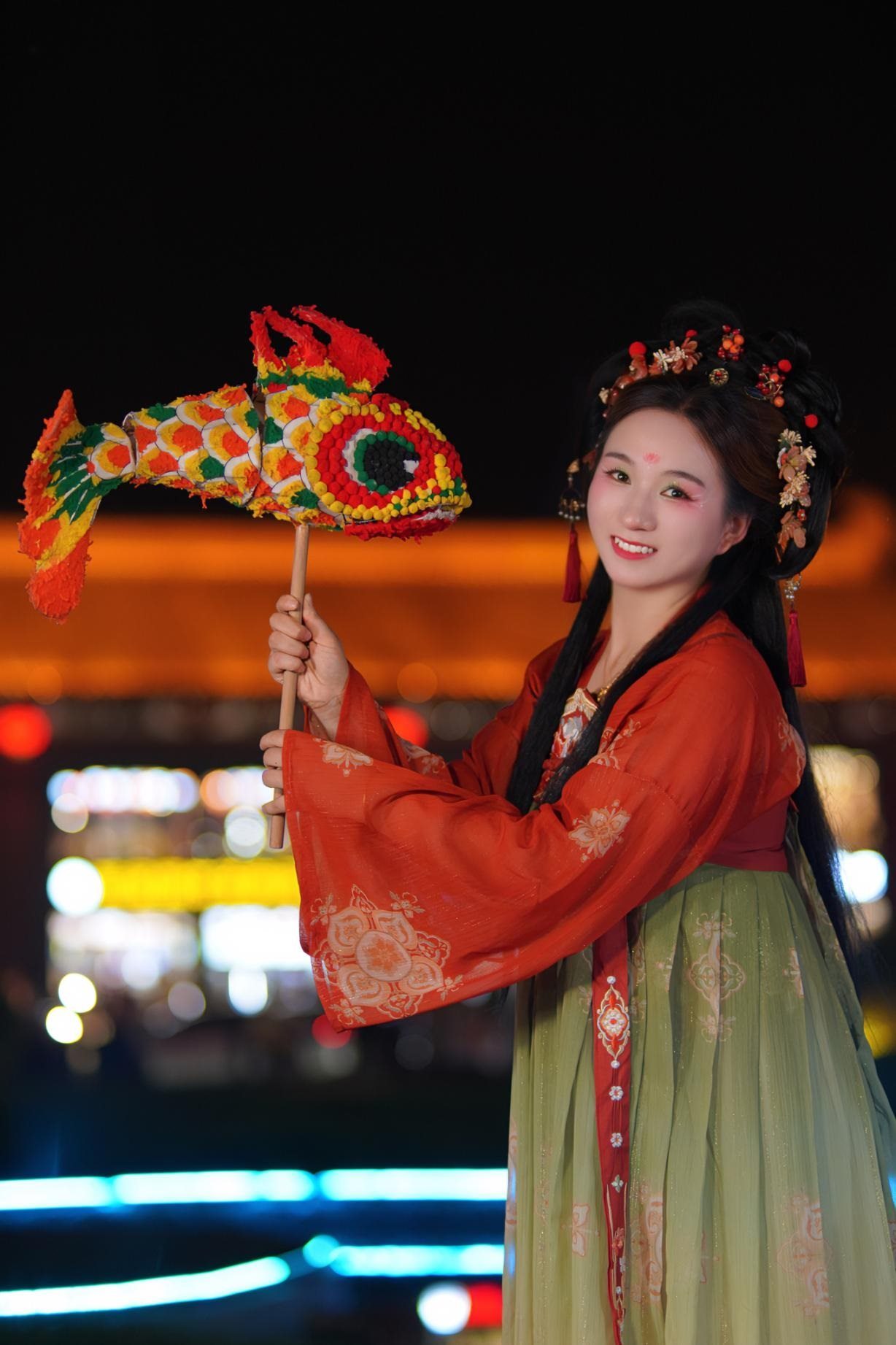 游客身穿漢服漫步在西安大唐不夜城。受訪者供圖