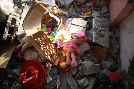 這是7月18日在加沙地帶中部努賽賴特難民營拍攝的遭到以軍襲擊的建筑廢墟。新華社發(fā)（馬爾萬·達烏德攝）