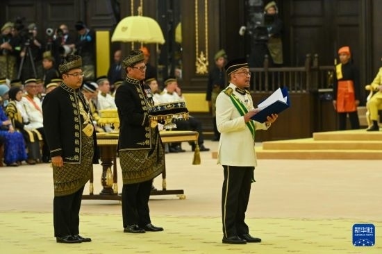  7月20日，馬來西亞總理安瓦爾（右）在吉隆坡出席最高元首登基儀式。新華社發(fā)（馬來西亞新聞局供圖）
