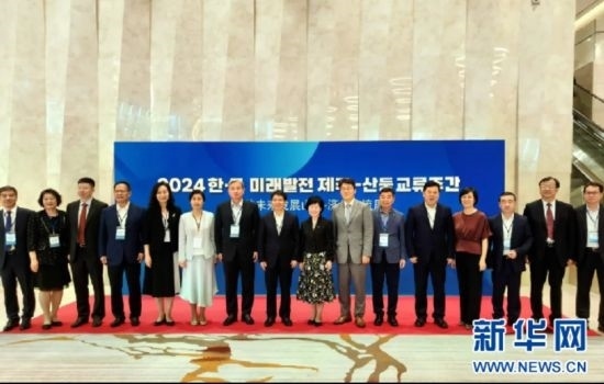 交流周活動(dòng)與會(huì)嘉賓合影。（中國(guó)駐濟(jì)州總領(lǐng)事館供圖）