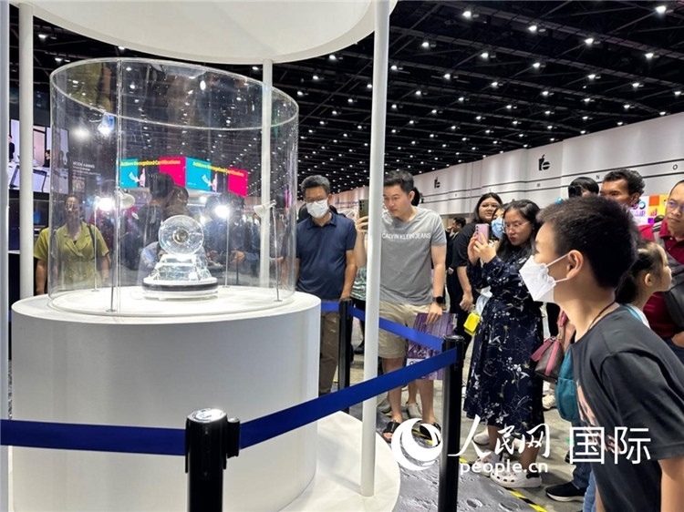 觀眾參觀中國“嫦娥五號”探測器從月球帶回的珍貴樣品。人民網(wǎng)記者簡承淵攝