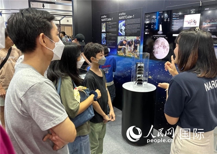 泰國國家天文研究所工作人員向觀眾科普天文知識。人民網(wǎng)記者 簡承淵攝