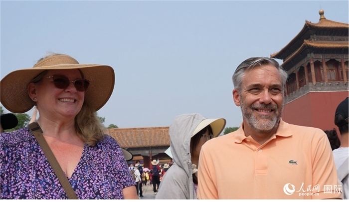 圖為來(lái)自美國(guó)拉斯維加斯的游客格雷琴·拉森 （Gretchen Larsen）（左）和她的丈夫埃里克·拉森（Eric Larsen）（右）。人民網(wǎng)記者 吳超嵐攝