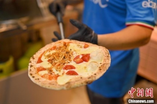 近日，韋榮耀展示他制作的“老友味”披薩。 俞靖 攝