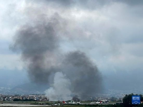 這是7月24日在尼泊爾加德滿都特里布萬機(jī)場拍攝的濃煙。目擊者說，一架飛機(jī)在尼泊爾加德滿都特里布萬機(jī)場墜毀。新華社/美聯(lián)