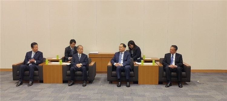 4月11日，楊萬明會長在東京會見日中友好議員聯(lián)盟會長二階俊博（左二）。中國人民對外友好協(xié)會供圖