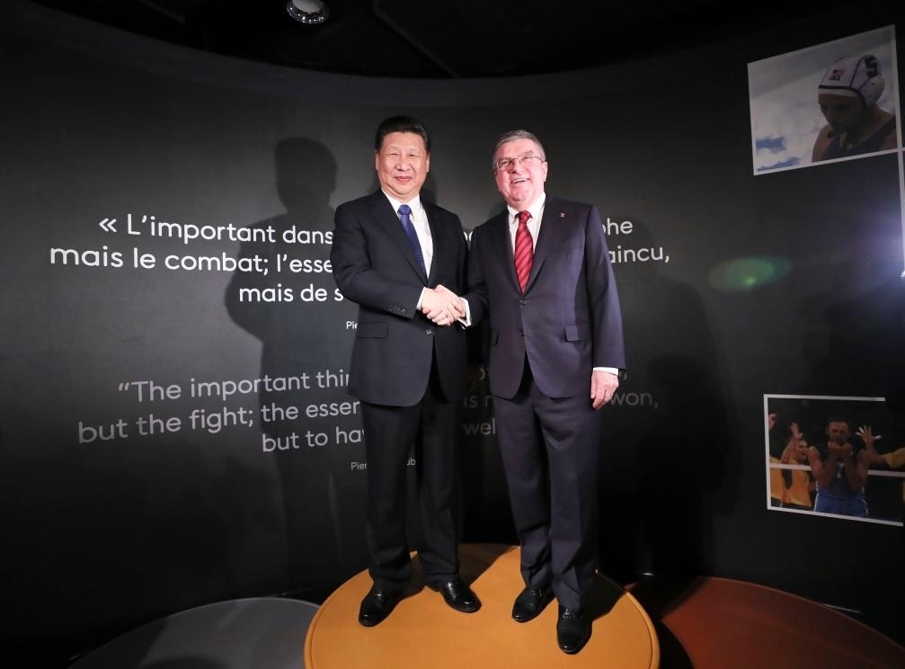 2017年1月18日，國(guó)家主席習(xí)近平在瑞士洛桑國(guó)際奧林匹克博物館會(huì)見國(guó)際奧林匹克委員會(huì)主席巴赫。這是習(xí)近平和巴赫在奧運(yùn)冠軍領(lǐng)獎(jiǎng)臺(tái)上合影。新華社記者 蘭紅光 攝