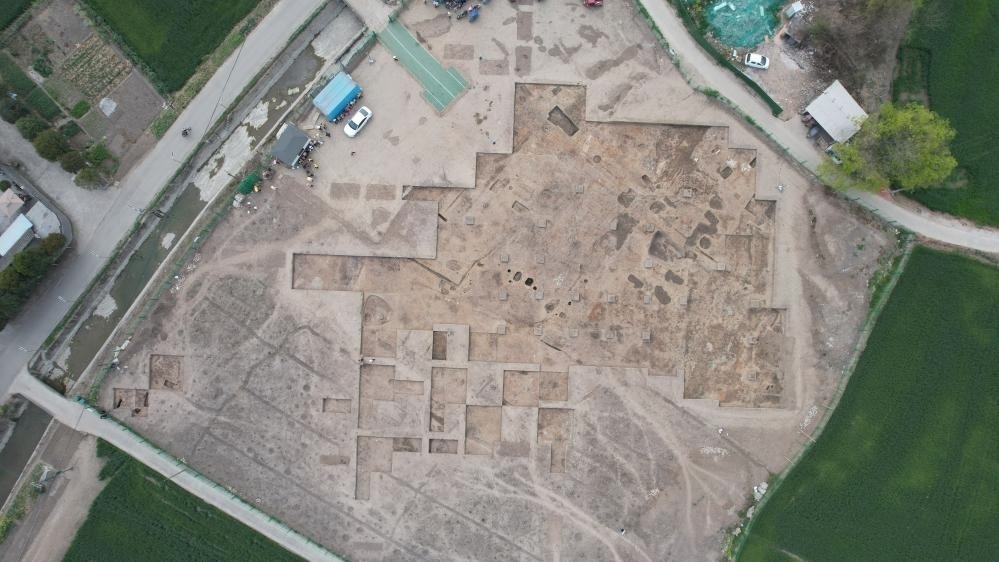 這是2024年3月23日拍攝的四川省廣漢市三星堆遺址發(fā)掘區(qū)（無人機(jī)照片）。新華社發(fā)（四川省文物考古研究院供圖）