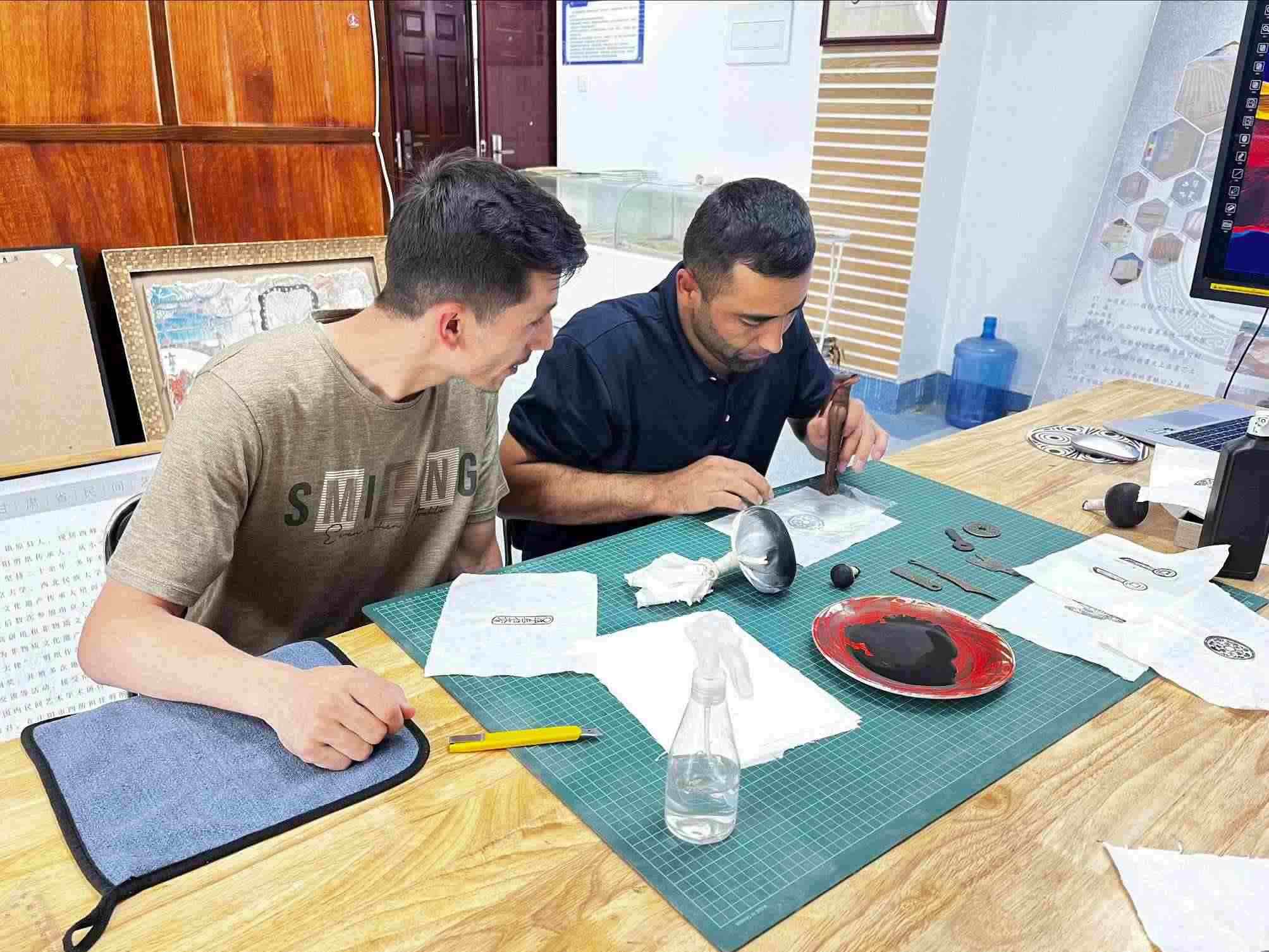 營(yíng)員們動(dòng)手體驗(yàn)“非遺”技藝。校方供圖