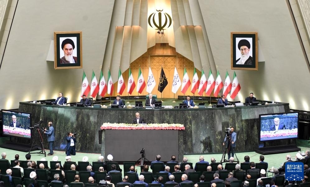 7月30日，佩澤希齊揚(yáng)（中）在伊朗德黑蘭的伊朗議會(huì)宣誓就任伊朗總統(tǒng)后發(fā)表就職演說(shuō)。新華社記者 沙達(dá)提 攝